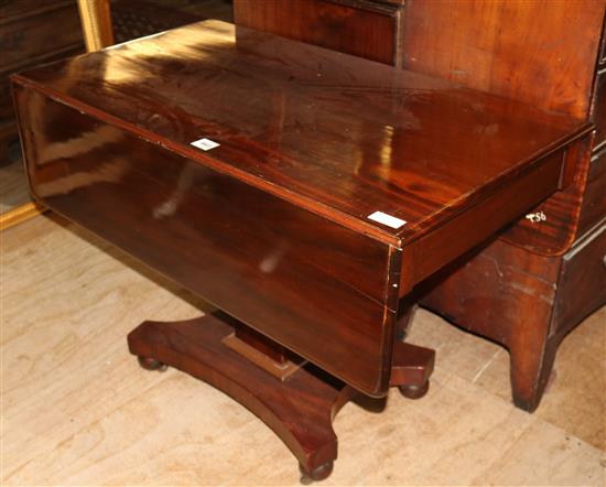 Mahogany Pembroke table(-)